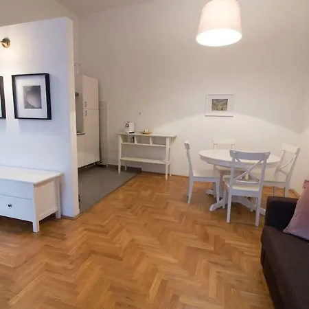 Stunning 2 Bdrm In Top Location Budapest