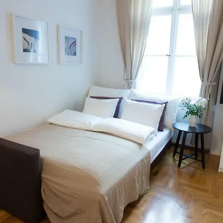Stunning 2 Bdrm In Top Location *