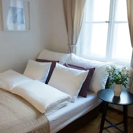 Stunning 2 Bdrm In Top Location Lägenhet *