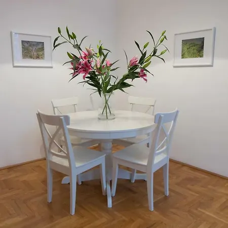 Lägenhet Stunning 2 Bdrm In Top Location *