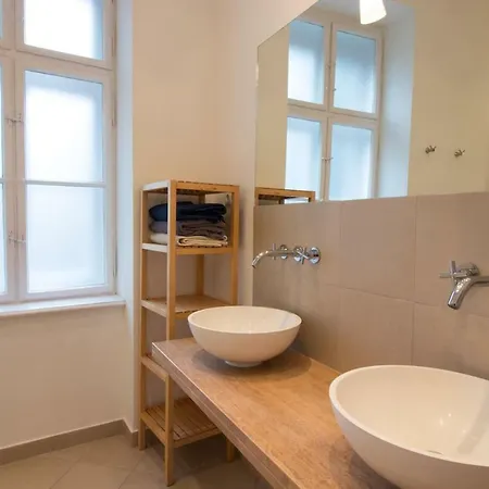 Stunning 2 Bdrm In Top Location *