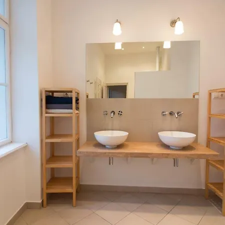 Stunning 2 Bdrm In Top Location Budapest