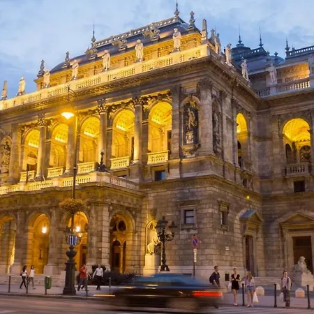 Stunning 2 Bdrm In Top Location Budapest